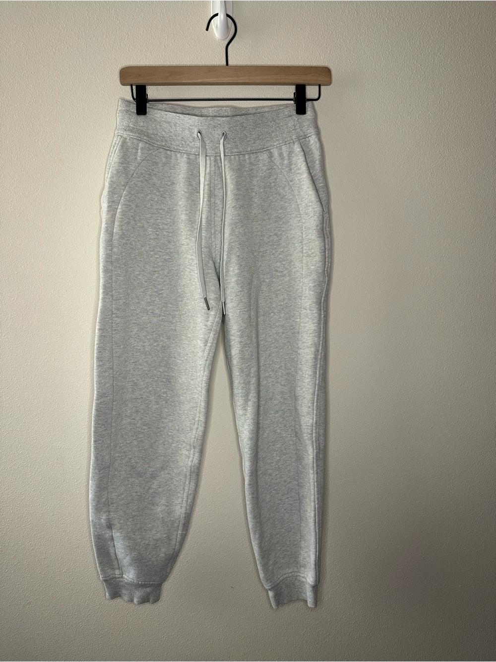 Lululemon Scuba High-Rise Jogger
Heathered Core Ultra Light Grey W5DD3S size 4 - Picture 3 of 9